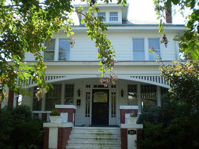 1st image of 907 W Church St