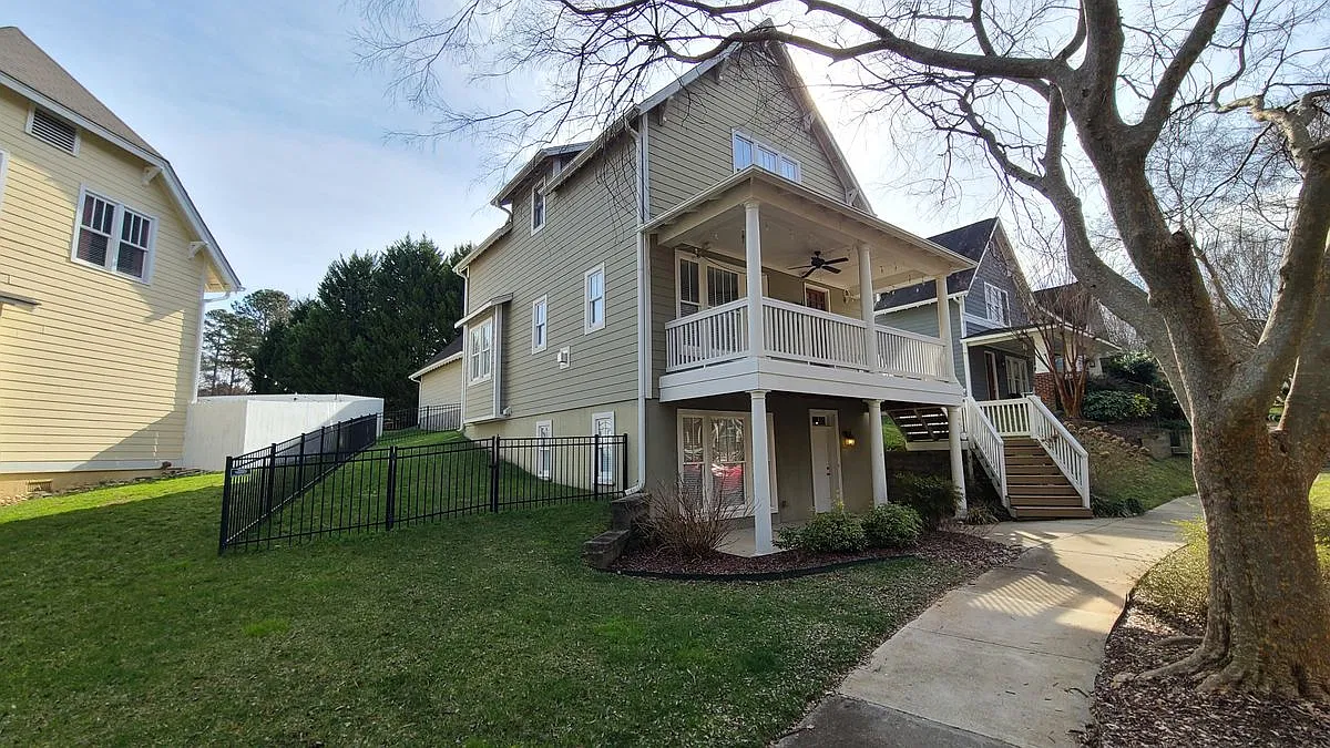 4 bed, 3.5 bath, 2450 sqft, $2,550 — Photo 1