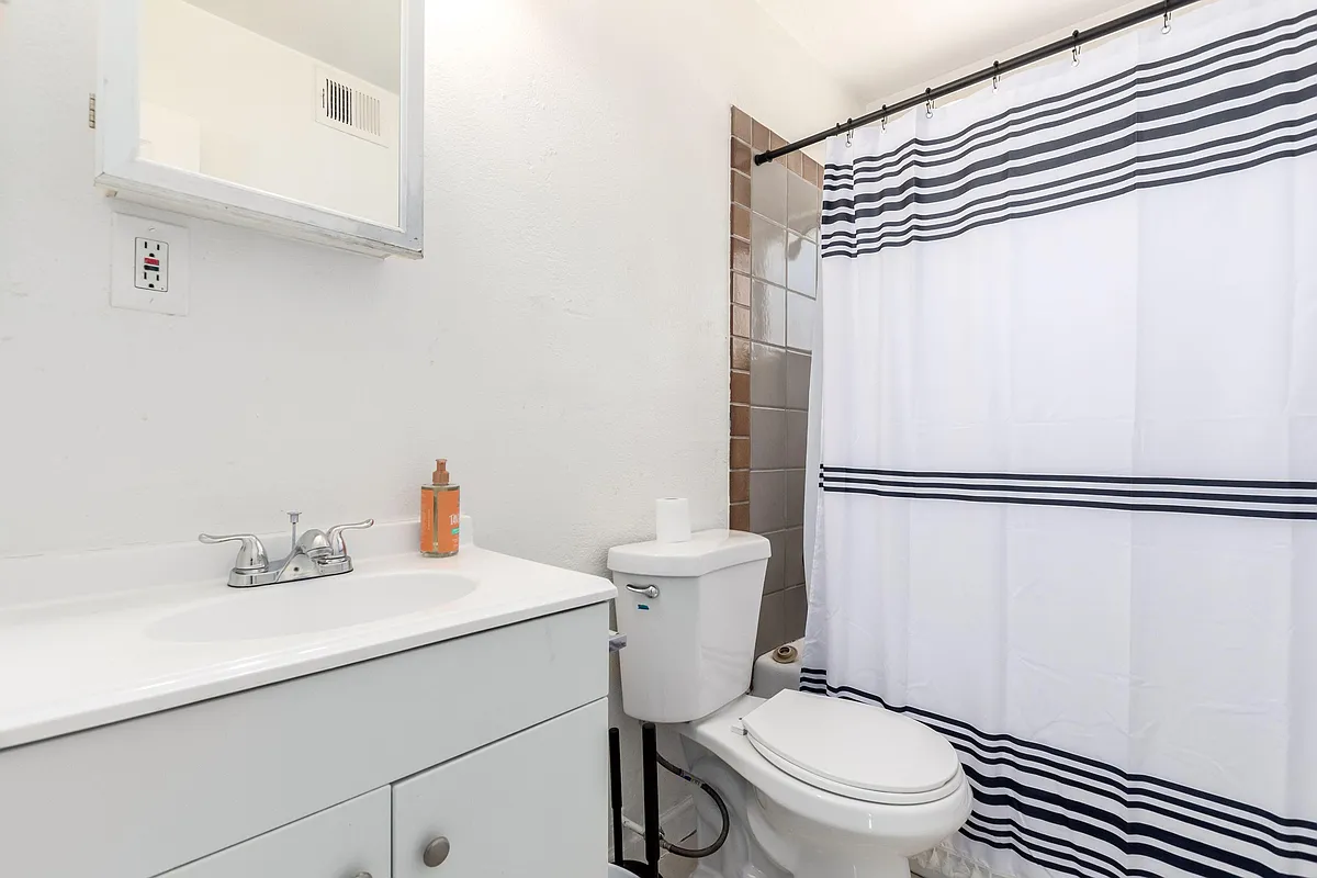 Shared Bathroom For Rooms 1-3 - W Alta Vista Rd