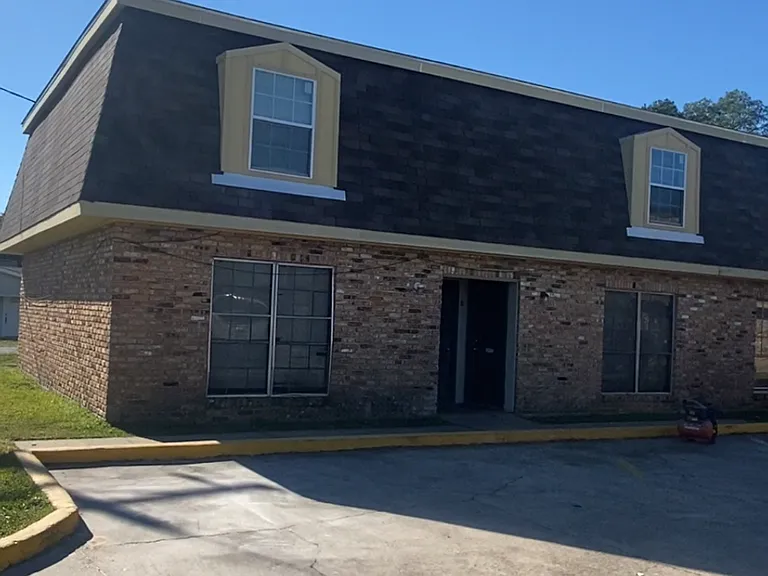 2401 NW Evangeline Thwy — Photo 2