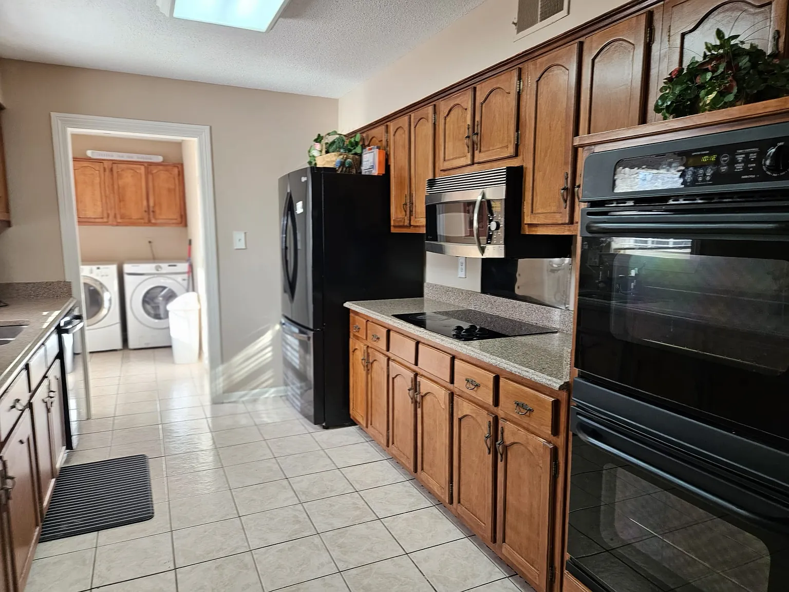 5 bed, 2.5 bath, 2340 sqft, $7,495 — Photo 2