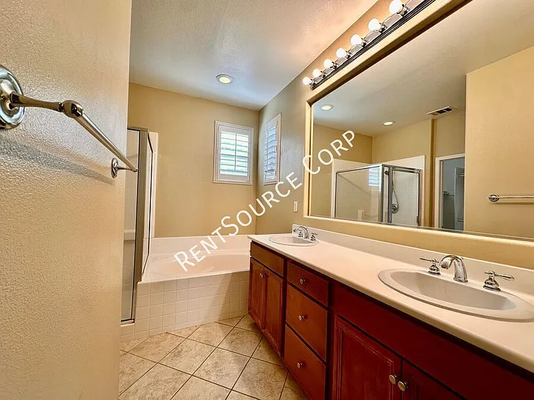 24162 Willowbrooke Ct — Photo 29