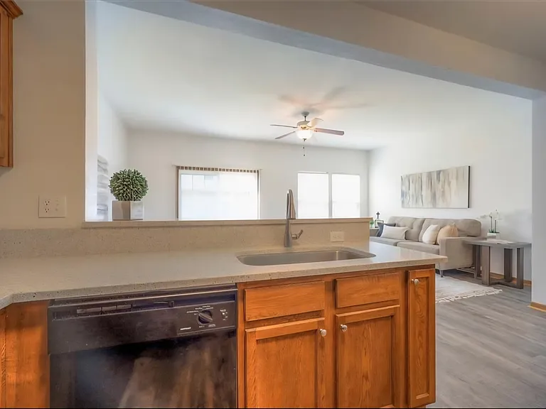 10349 Sloan Ave — Photo 4