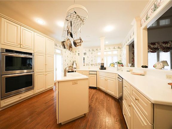 4th image of 2090 Foxden Dr