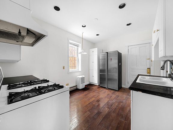 2nd image of 2512 W Lyndale St Unit G