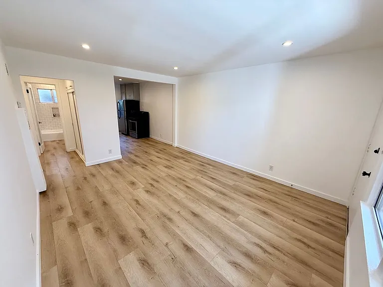 1143 N Formosa Ave — Photo 4