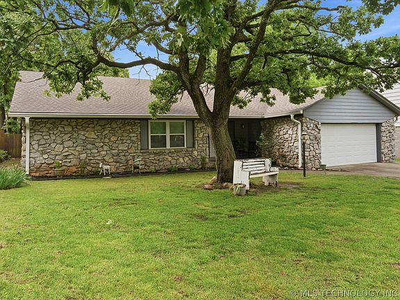 2nd image of 504 W 32nd Pl