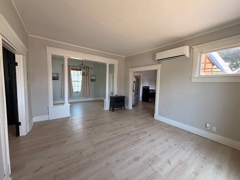 304 W Oak Ave — Photo 2