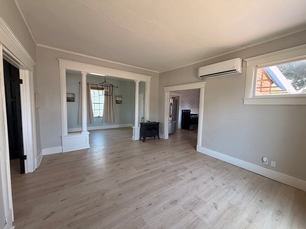 Building Photo - 304 W Oak Ave
