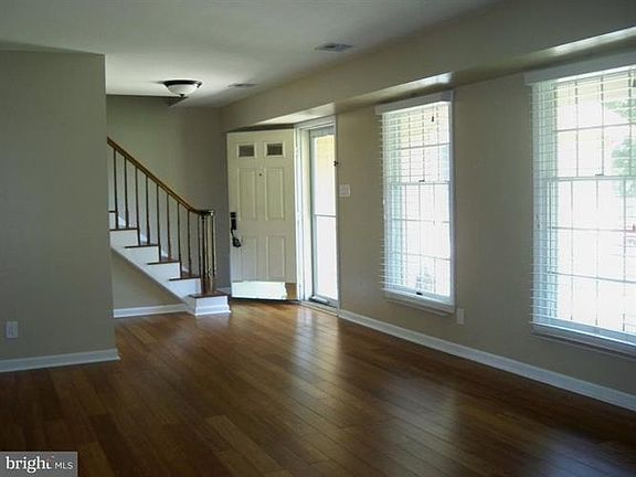 5th image of 1 Danbury Ct
