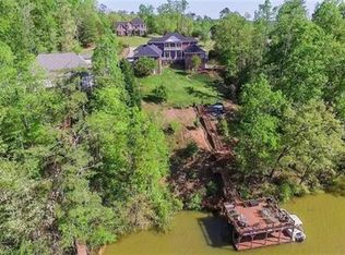 100 Edgewater Rd, Hickory, NC 28601