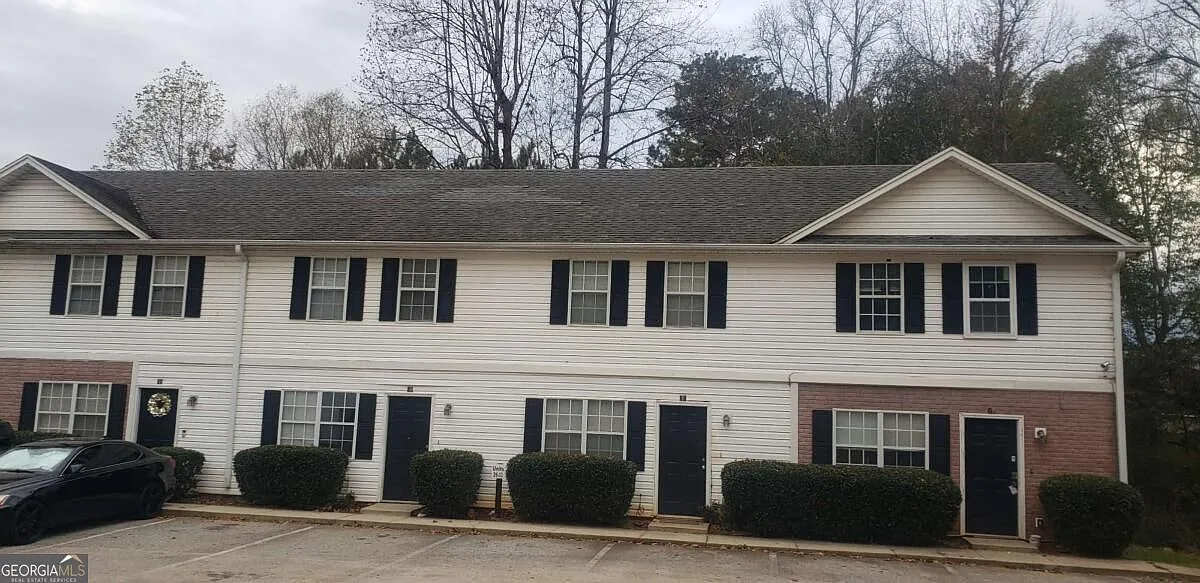 2 bed, 1.5 bath, 1089 sqft, $1,200 — Photo 2
