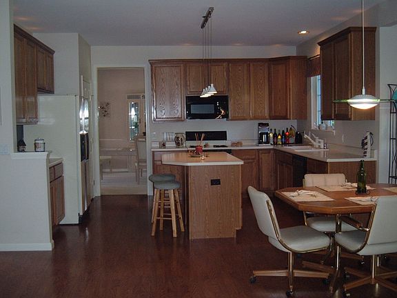 Eat in kitchen w/island