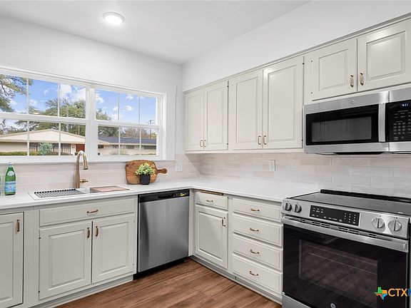 5th image of 615 W Royal Ave