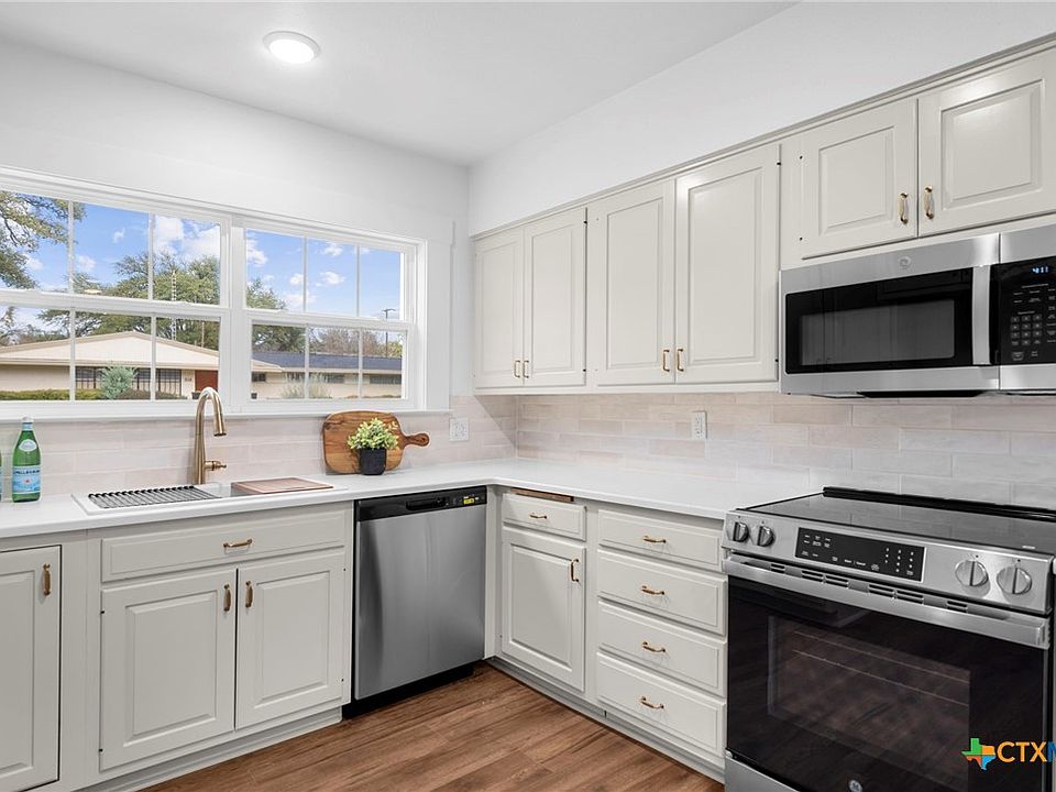 1st image of 615 W Royal Ave