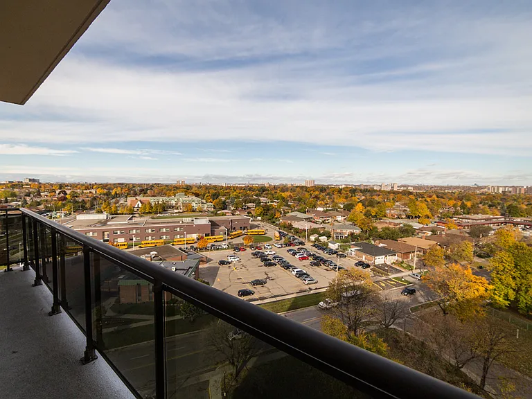 1407 Royal York Rd — Photo 1