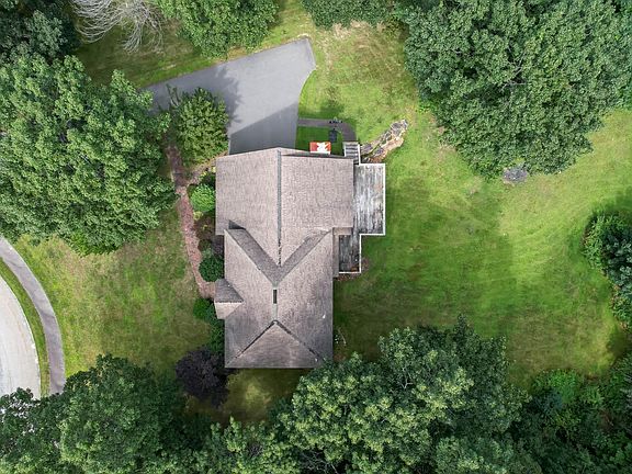 5th image of 10 Applewood Drive