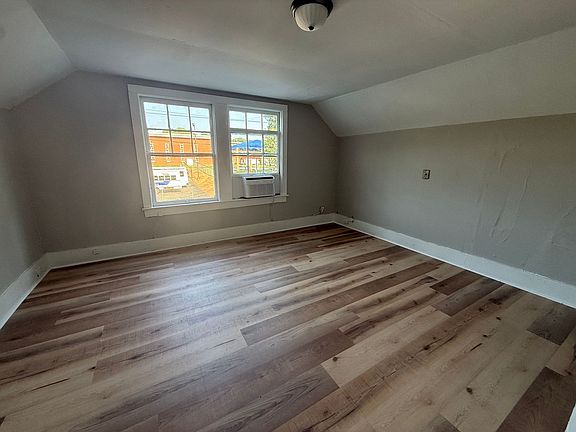 3rd image of 102 Parkview St W #B