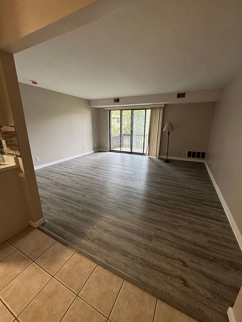 Perfect condo living with great amenities — Photo 2
