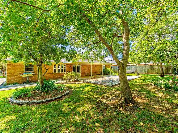 2nd image of 204 Brinwood Dr