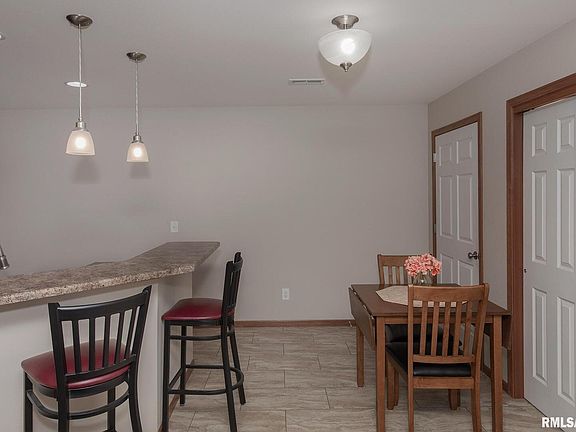 4th image of 320 E Franklin St #102