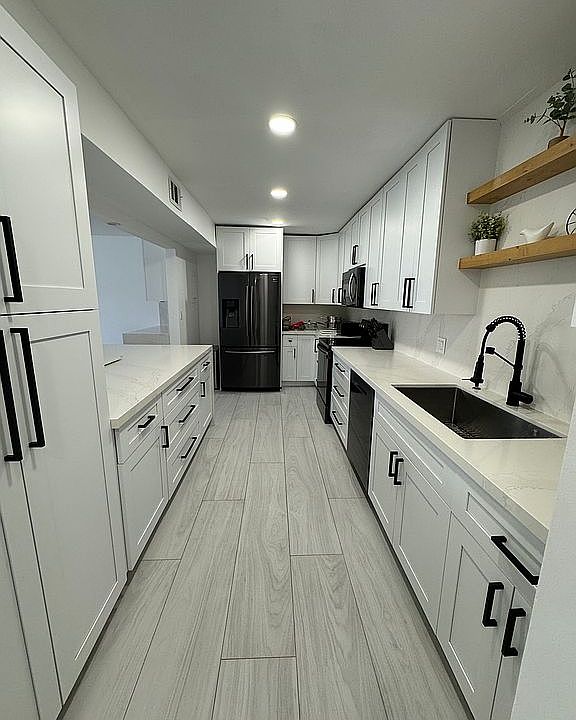kitchen with pantry and Isla