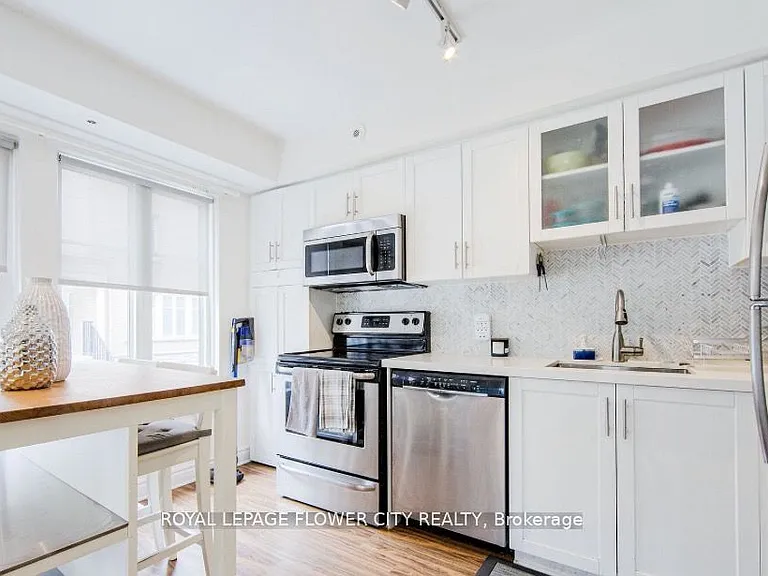 34 Western Battery Rd #423 — Photo 7
