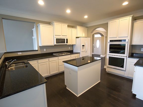 5th image of 934 Kentucky Cir