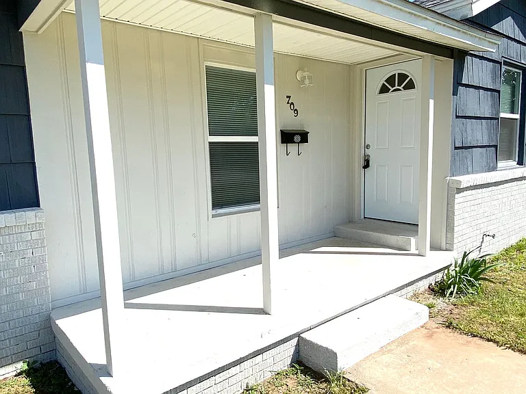 709 E Steed Dr — Photo 3