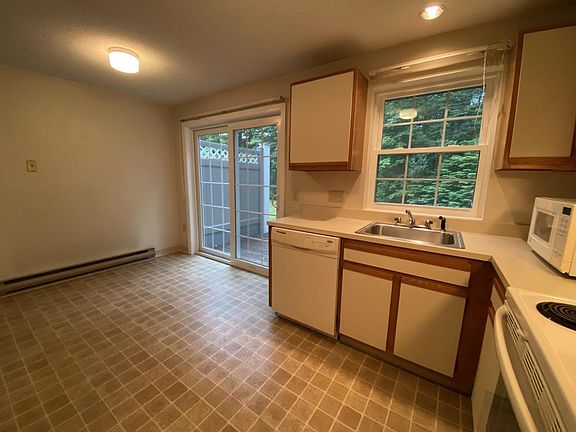 4th image of 36 NE Village Rd