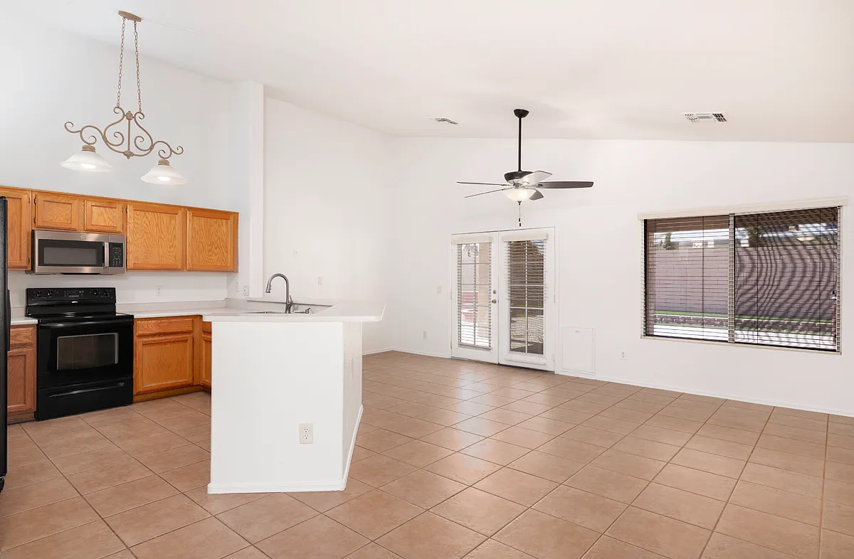 4 bed, 1946 sqft, $2,395 — Photo 4