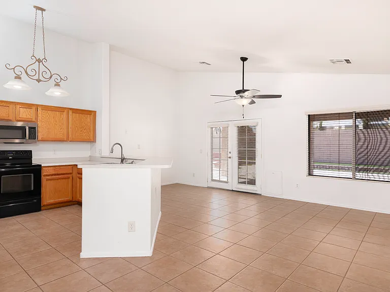537 E Appaloosa Rd — Photo 4