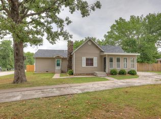2016 Oak Ridge Dr, Neosho, MO 64850