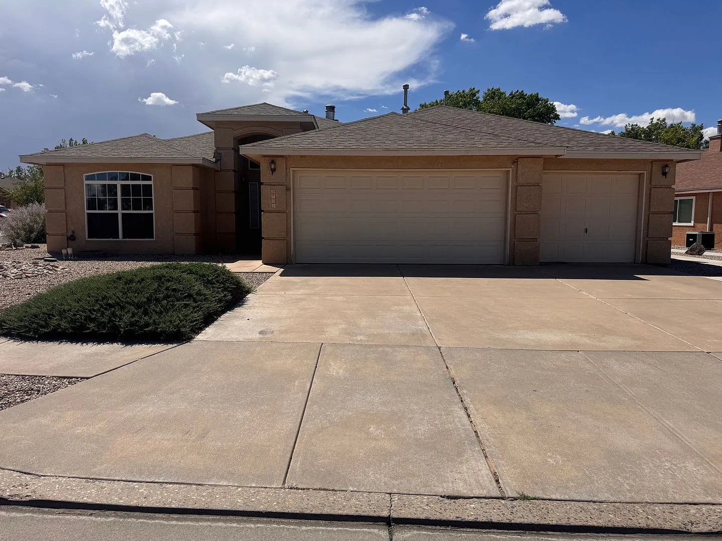 Beautiful 3 Bedroom, 2 Bathroom, 3 Car Garage — Photo 1