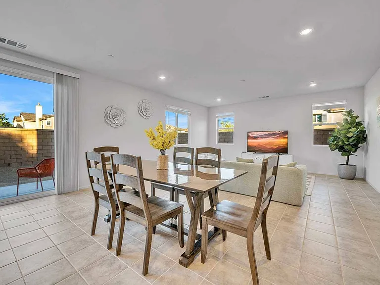 1705 Park Place Ln — Photo 2