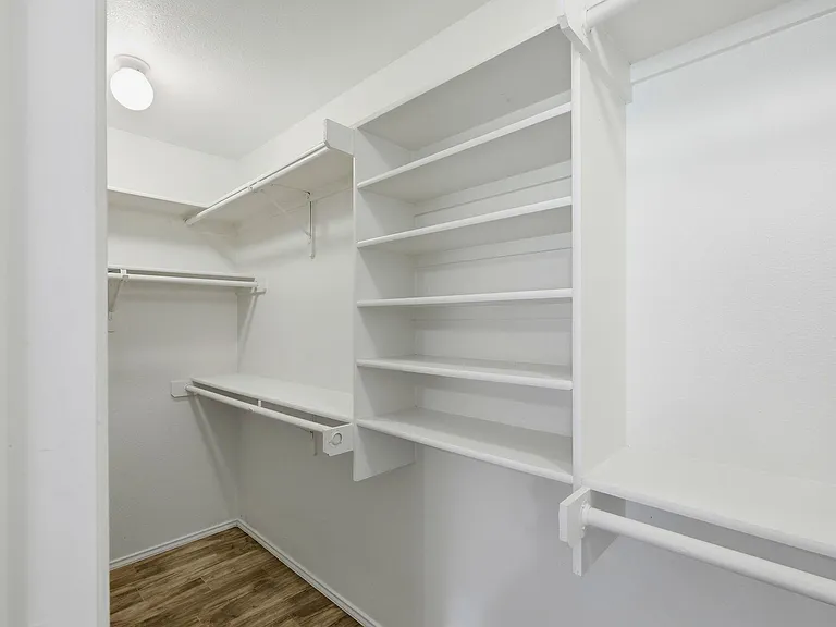 1005 Rolling Ridge Dr — Photo 9