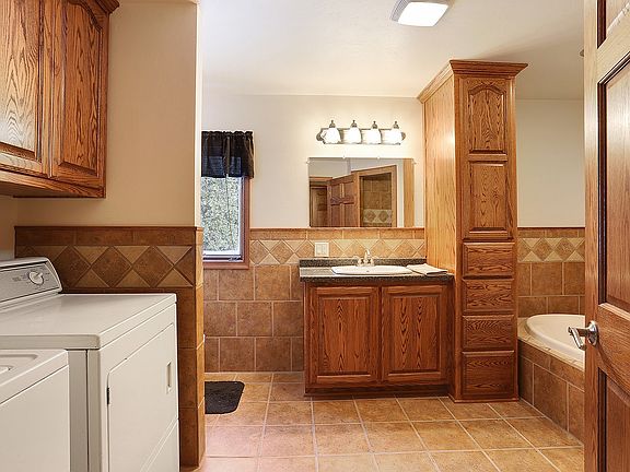 GORGEOUS full bath/laundry