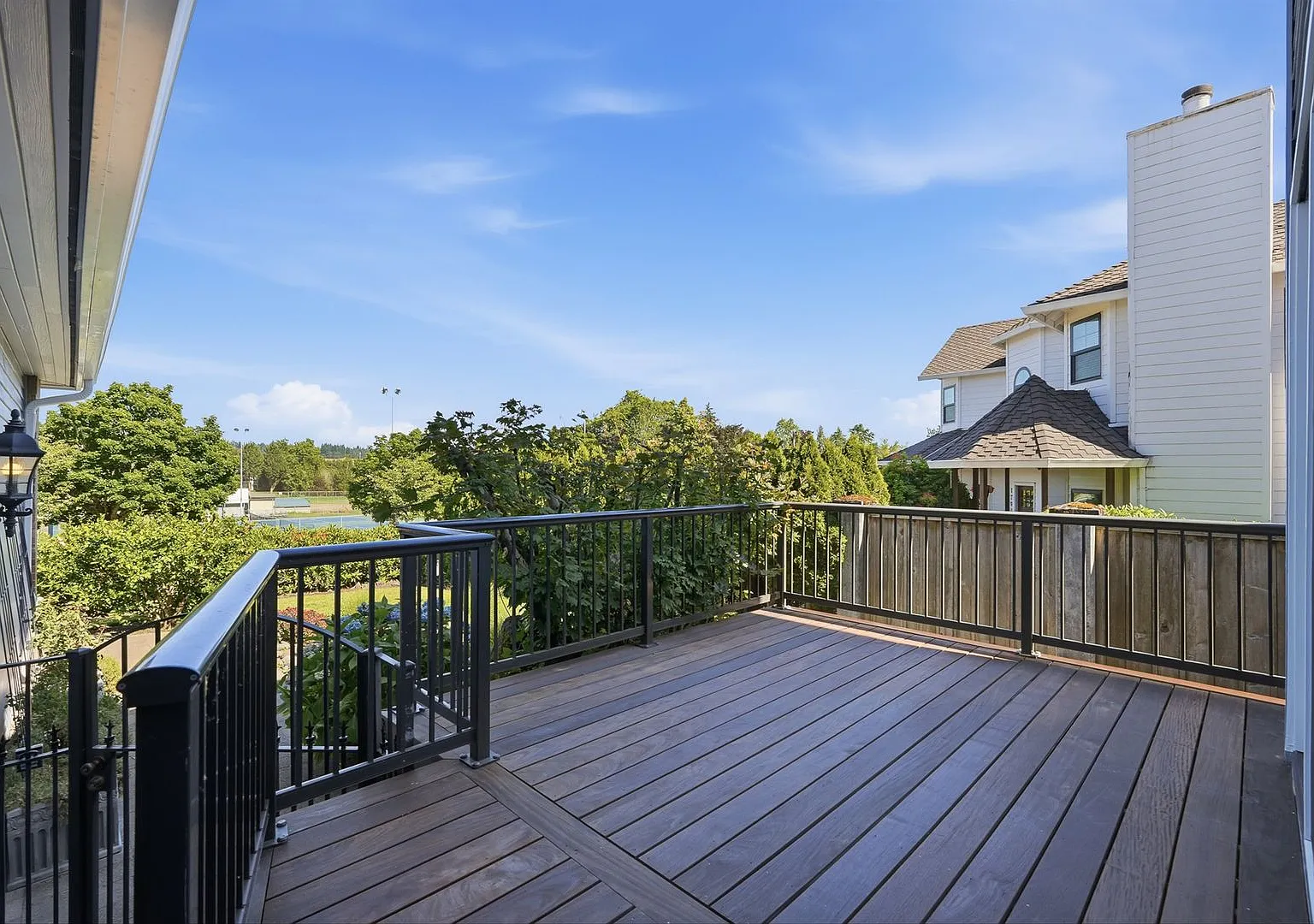 Beautifully Updated Home in Desirable Ridge Lake Park — Photo 4