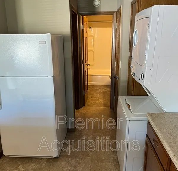 210 E Bland St — Photo 4