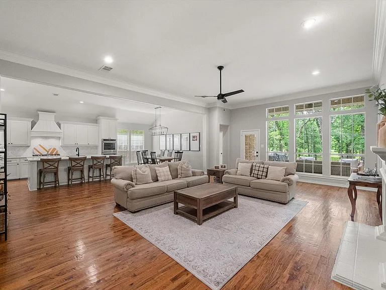 1702 Forest Bend Ln — Photo 6