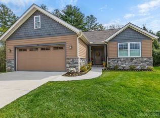 26 E Williams Meadow Ct, Flat Rock, NC 28731