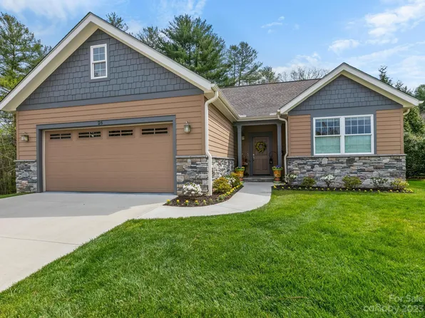 26 E Williams Meadow Ct, Flat Rock, NC 28731