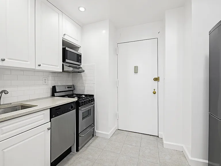 562 W End Ave #12E — Photo 5
