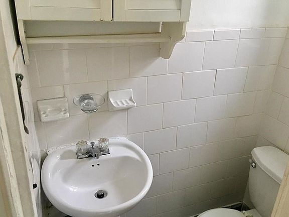 4th image of 211 Meserole St