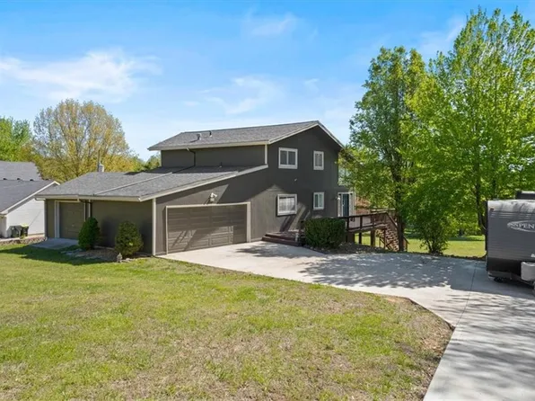 615 Pine Ridge Ct, Lansing, KS 66043