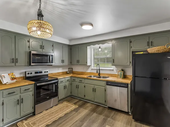 1017 Preston Dr, Burns, TN 37029