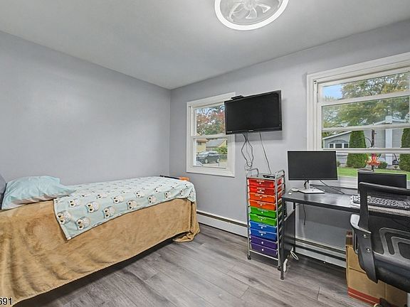 5th image of 8 Yale St