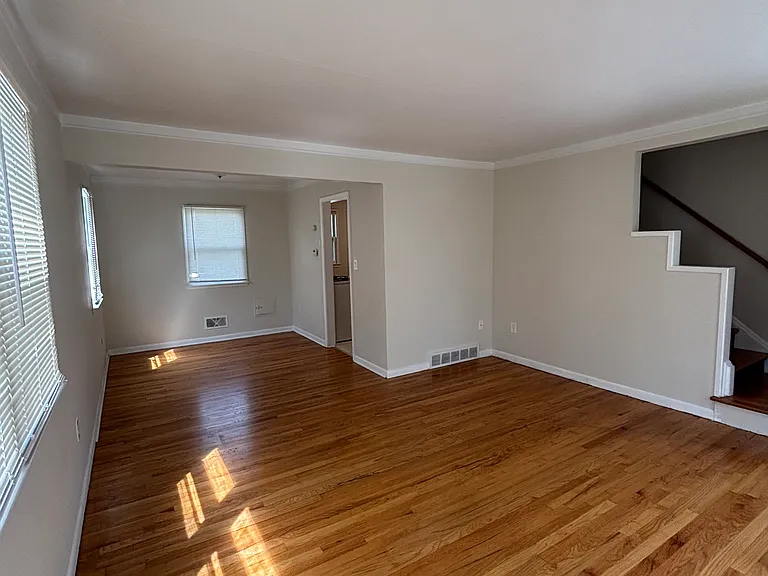 907 E Forest Ave — Photo 2