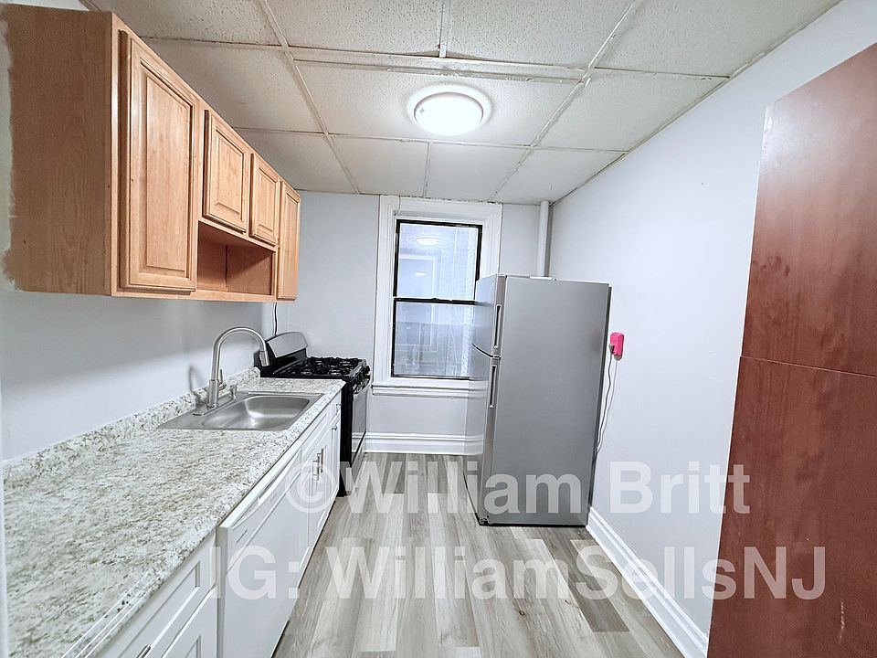 1st image of 122 Corbin Ave #204
