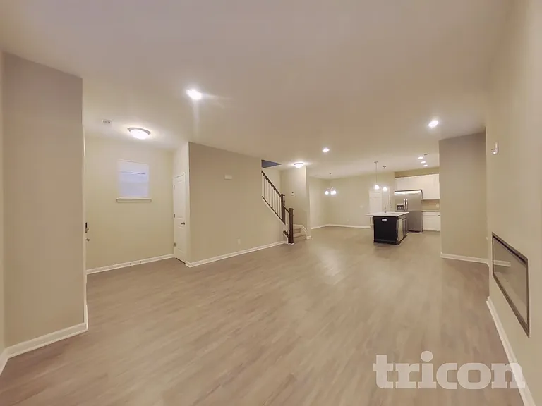 301 Thomas Point Dr — Photo 2